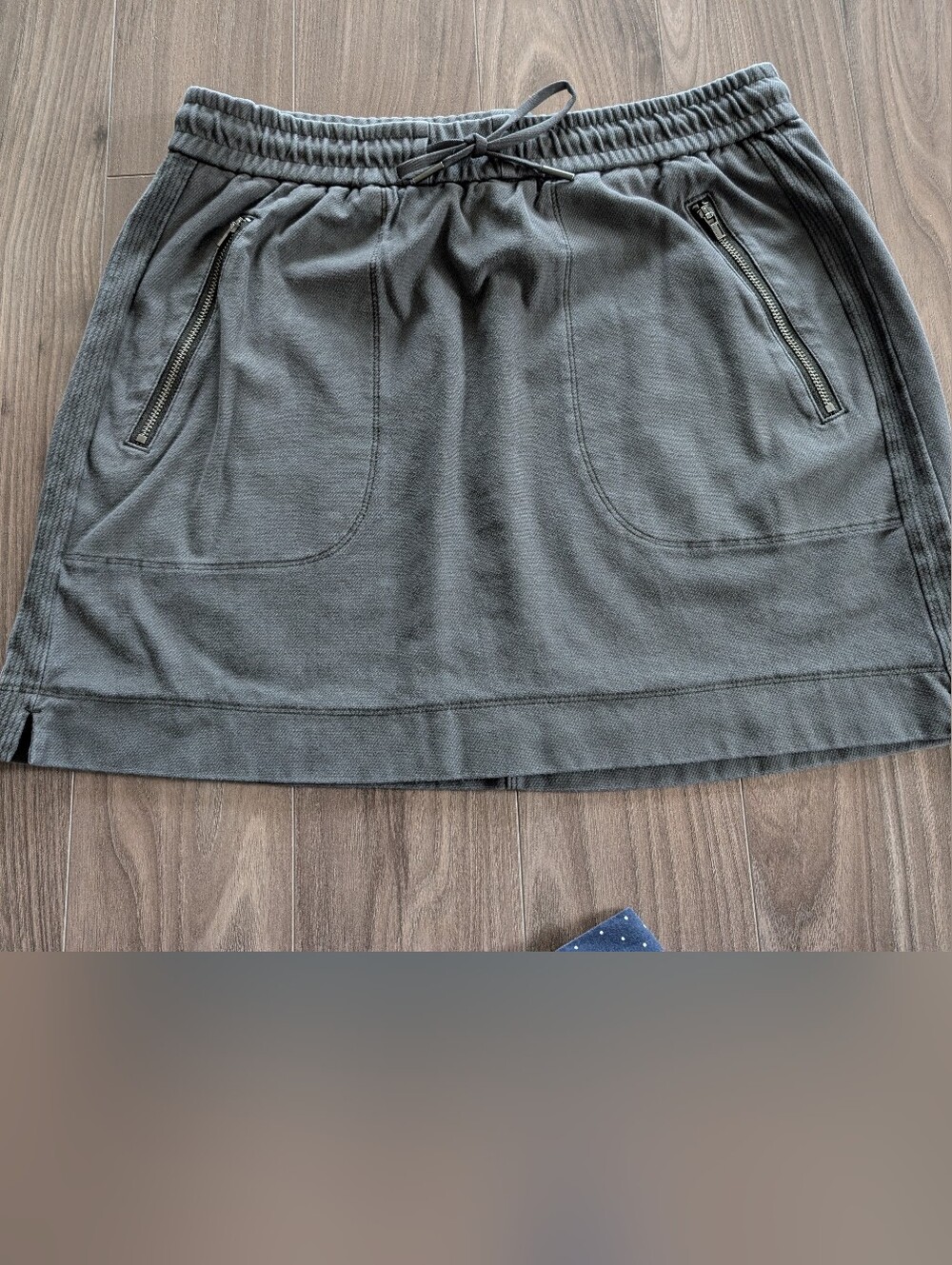 Athleta Charcoal Grey Drawstring Mini Skirt with Zip Pockets (Size 4)